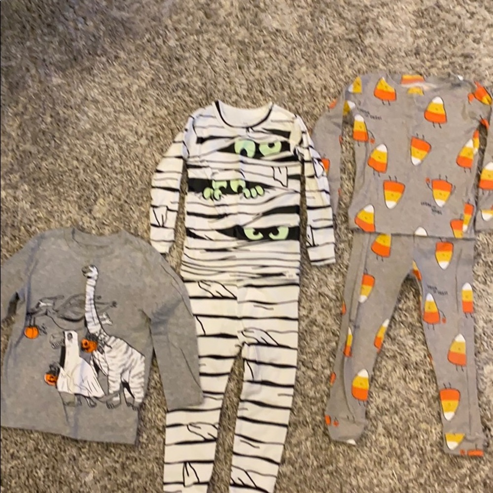 🎃 Halloween 3T bundle - 2 pajamas and 1 shirt